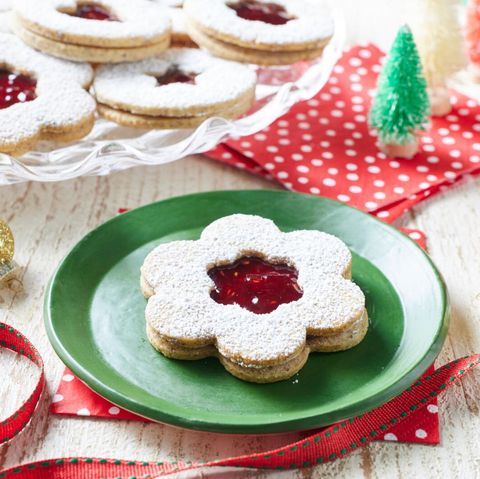 linzer cookies green plate with red ribbon