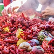 how to eat boiled crawfish