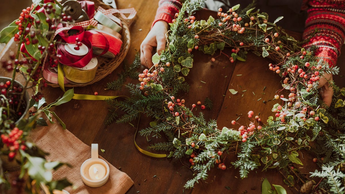 Make Your Own Festive Wreath Kit: Winter Berry: 40cm Make Your Own Festive Wreath Kit: Winter Berry: 40cm