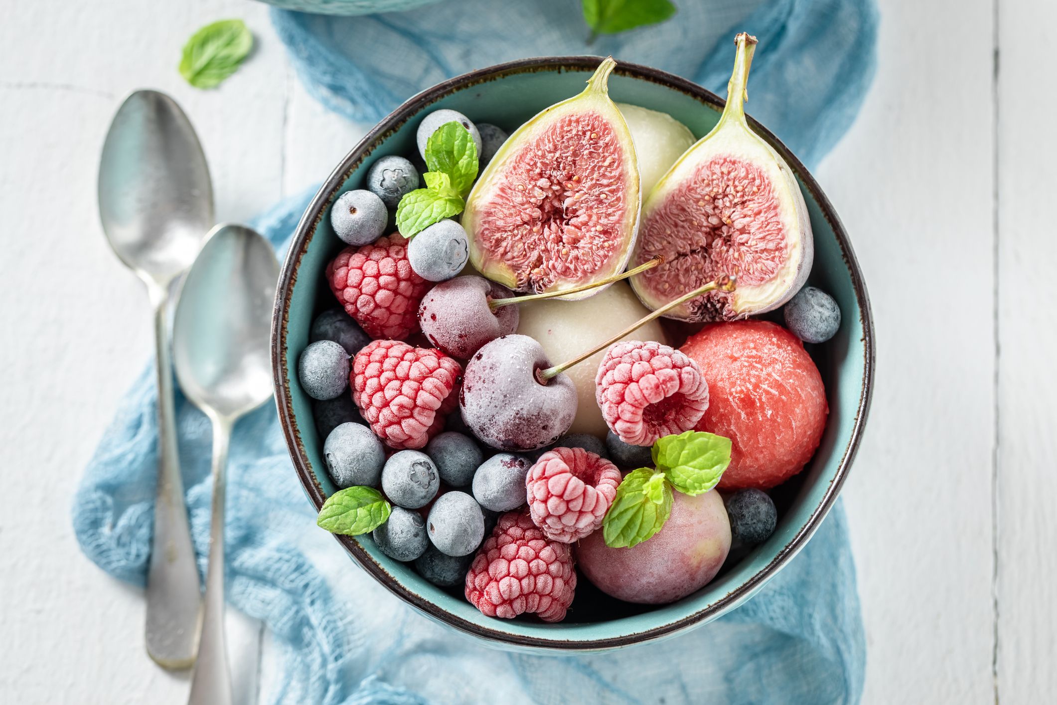 https://hips.hearstapps.com/hmg-prod/images/how-to-freeze-berries-653930031e9a5.jpg