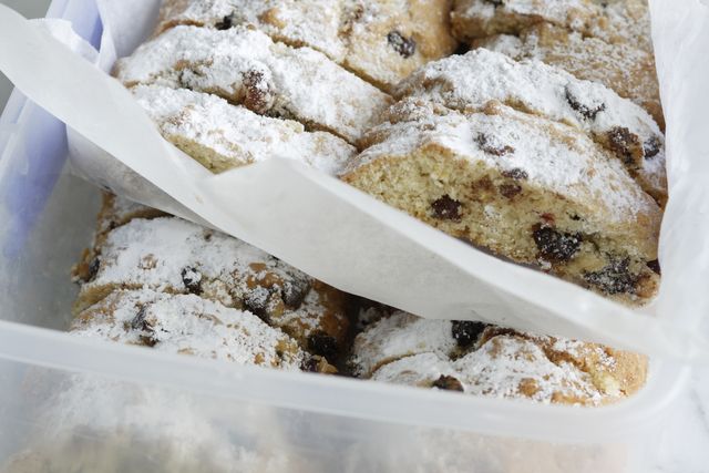 biscotti cookies in container