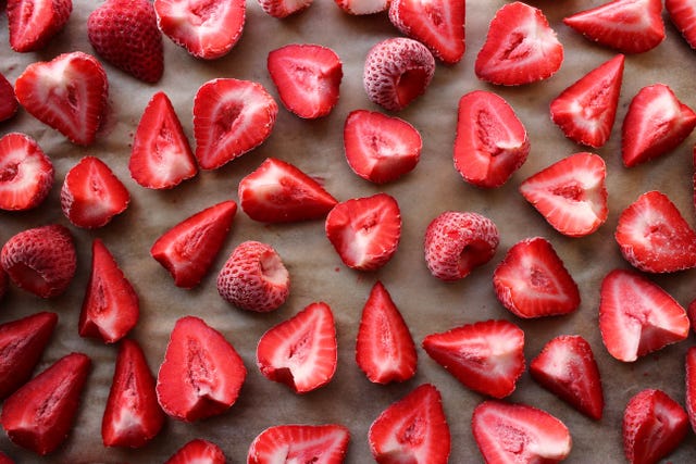 https://hips.hearstapps.com/hmg-prod/images/how-to-freeze-strawberries-horizontal-2-jpg-1589215537.jpg?crop=0.6666666666666666xw:1xh;center,top&resize=640:*