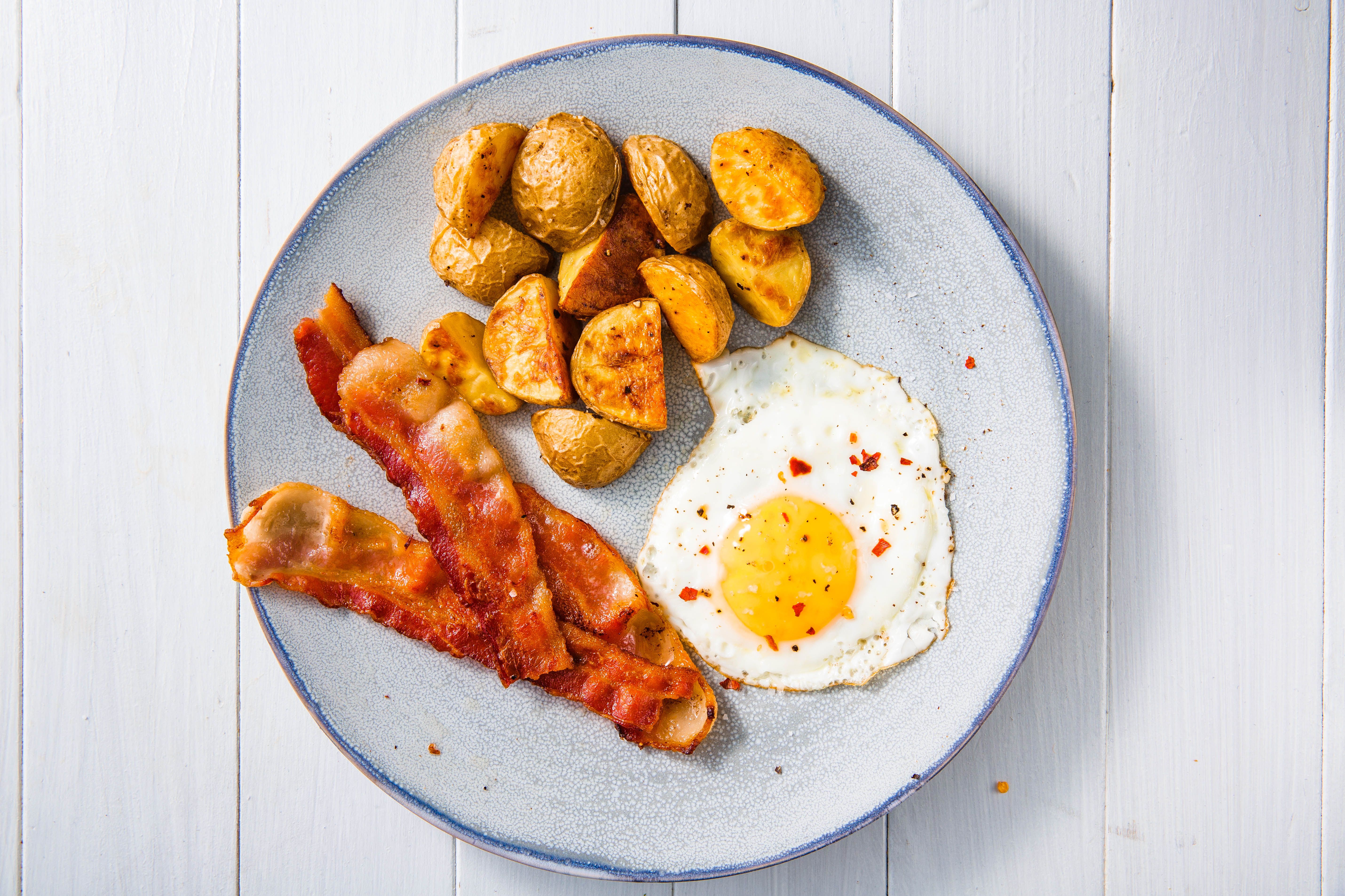 How to Fry an Egg (Step-by-Step) - Fit Foodie Finds