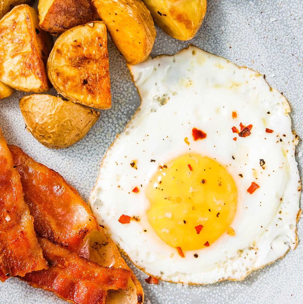 https://hips.hearstapps.com/hmg-prod/images/how-to-fry-an-egg-vertical-1538168712.jpg?crop=0.500xw:0.334xh;0.347xw,0.367xh&resize=980:*