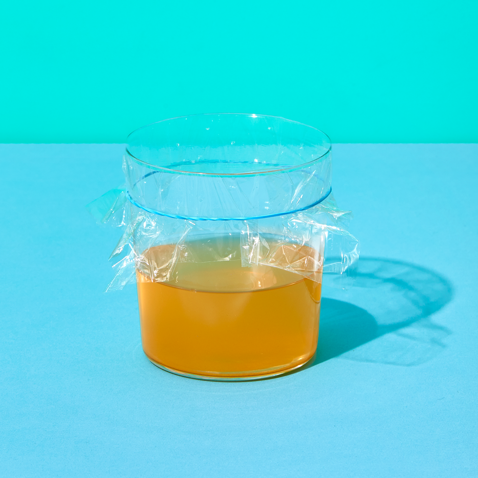 comment tuer les mouches des fruits, solution de vinaigre dans un récipient en verre