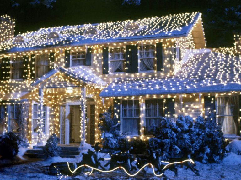 https://hips.hearstapps.com/hmg-prod/images/how-to-hang-christmas-lights-1664574308.jpeg?crop=0.75xw:1xh;center,top&resize=1200:*