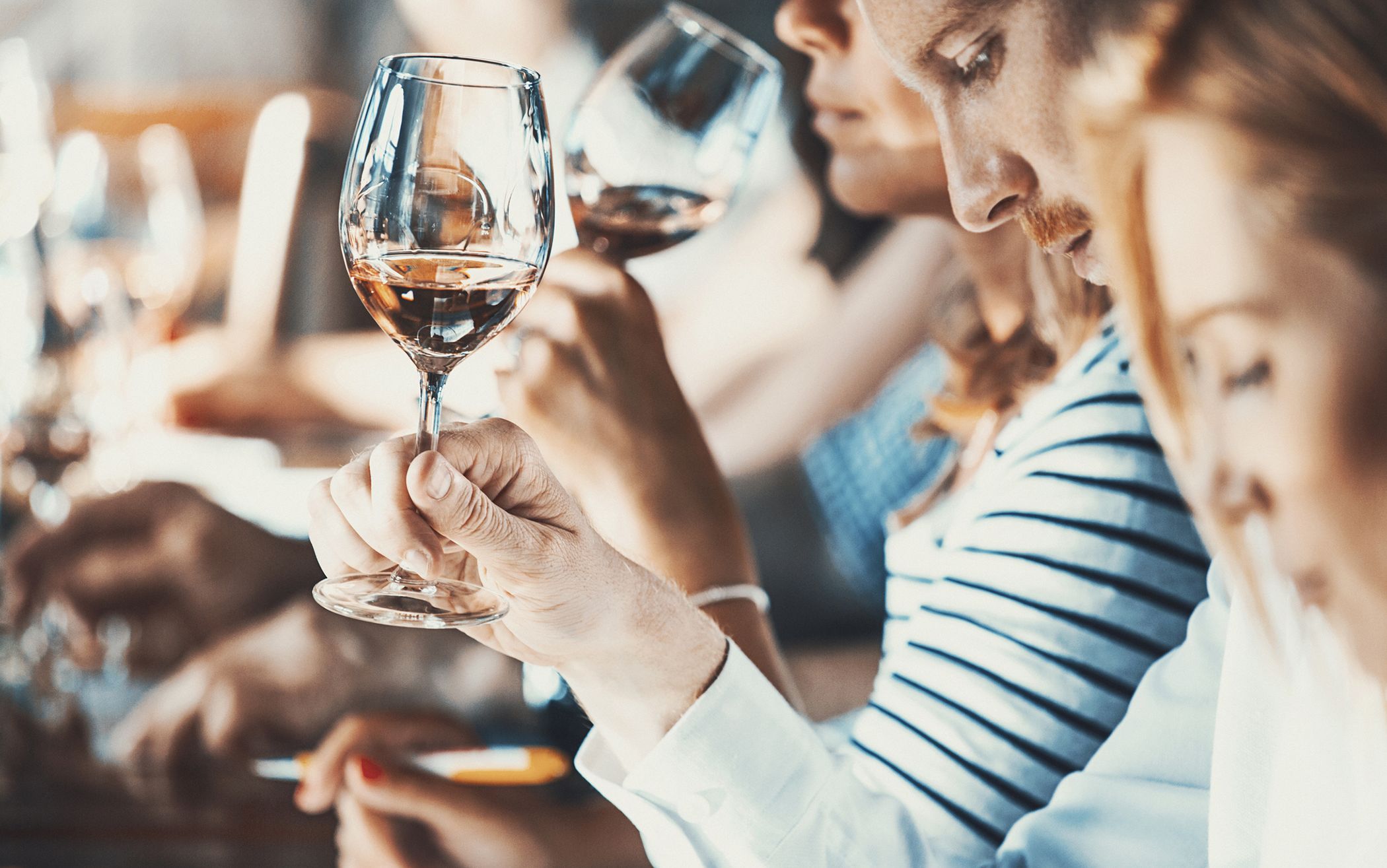 How to Properly Hold a Wine Glass – Wine Insiders