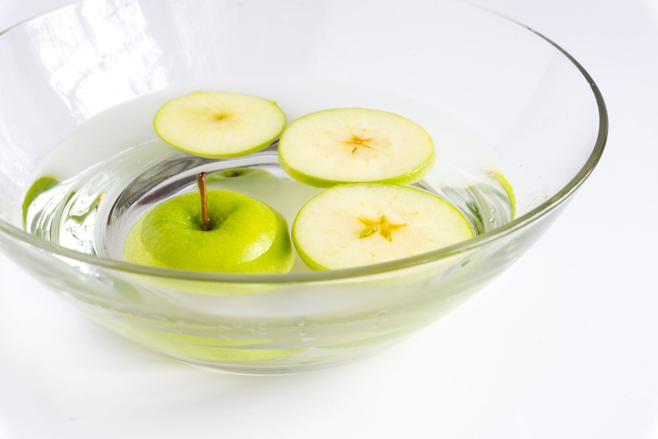 https://hips.hearstapps.com/hmg-prod/images/how-to-keep-apples-from-turning-brown-water-64f77d333e9bb.jpg