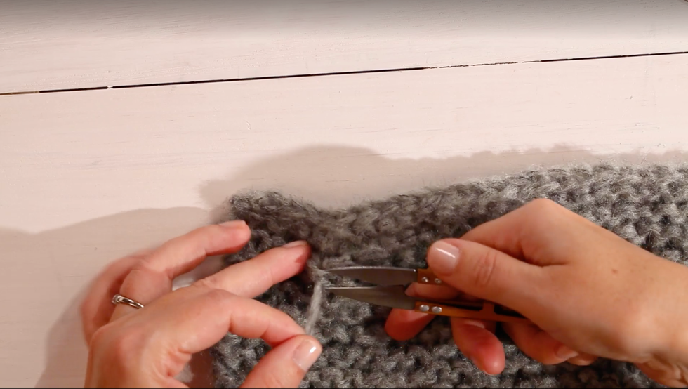 how to knit a scarf for beginners, weave in the ends