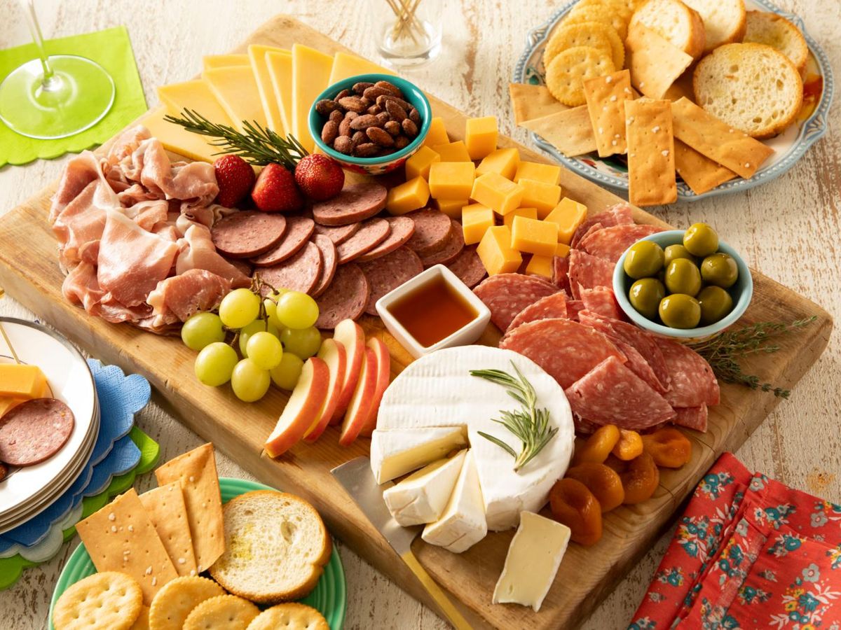 https://hips.hearstapps.com/hmg-prod/images/how-to-make-a-charcuterie-board-2-1638294539.jpg?crop=0.8891666666666667xw:1xh;center,top&resize=1200:*