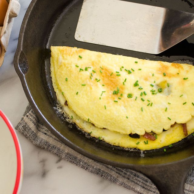 https://hips.hearstapps.com/hmg-prod/images/how-to-make-an-omelette-1590503019.jpg?crop=0.6665xw:1xh;center,top&resize=640:*