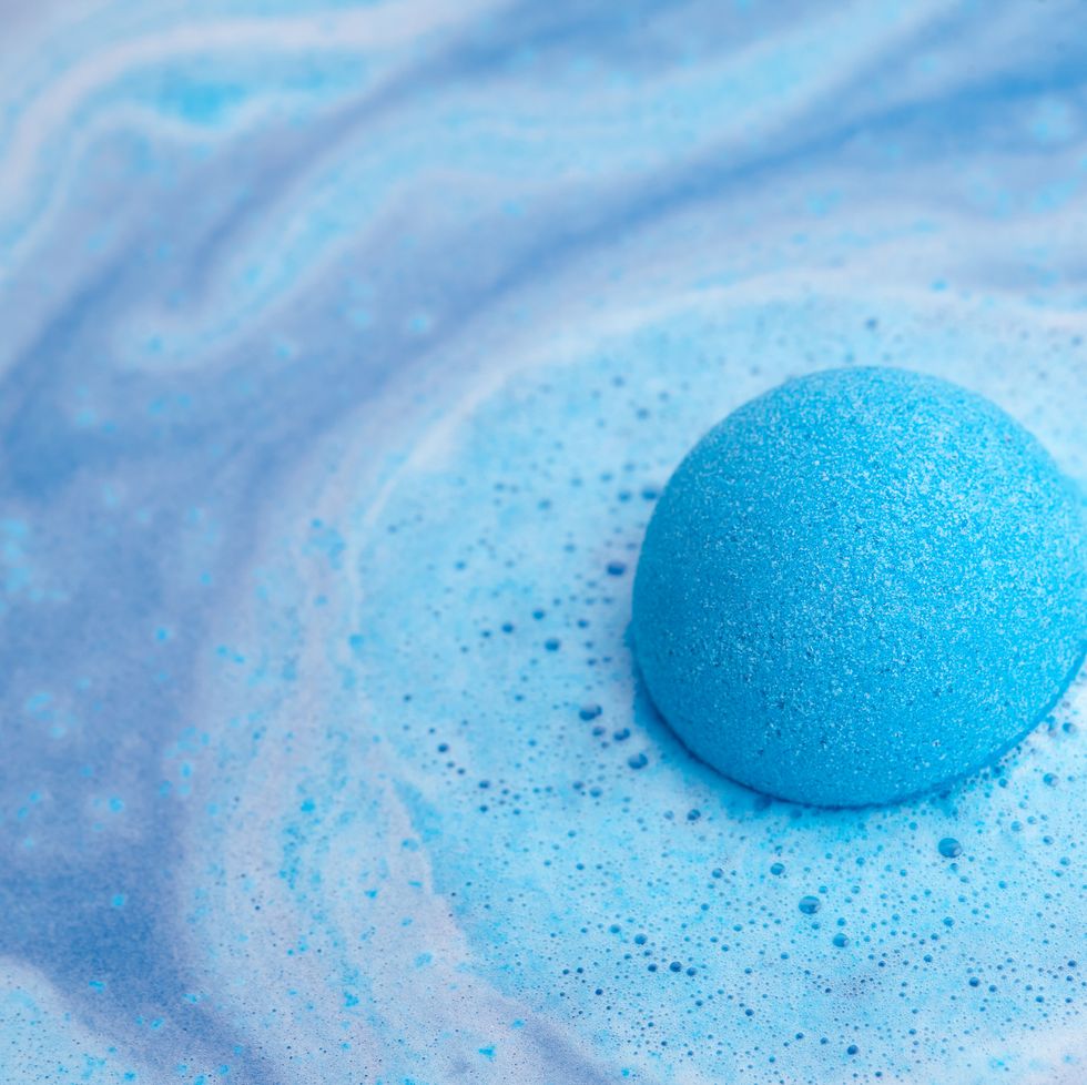how to make bath bombs, blue bath bomb foaming in water