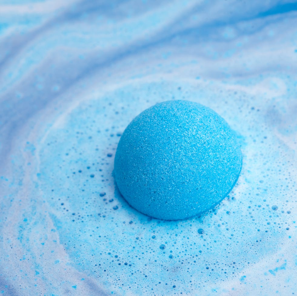 how to make bath bombs, blue bath bomb foaming in water