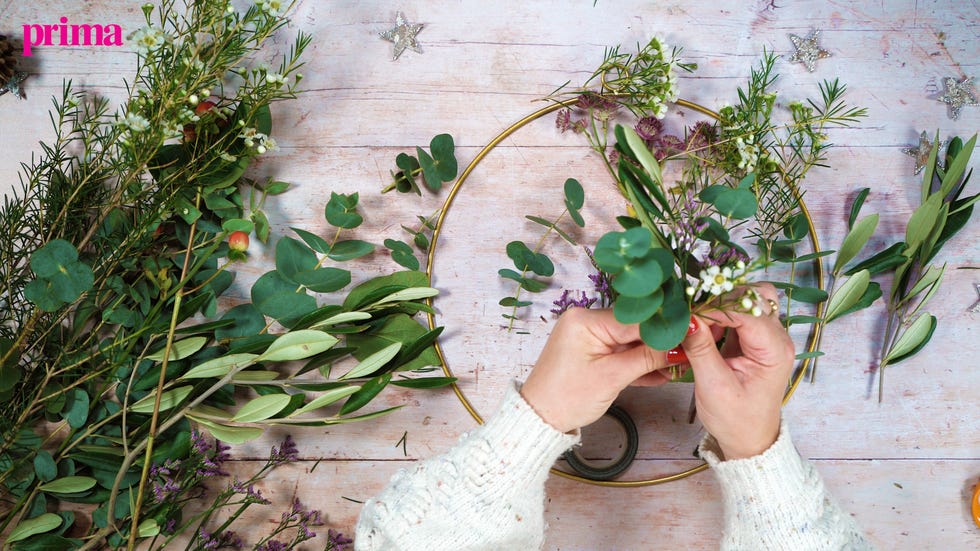 how to make a christmas wreath