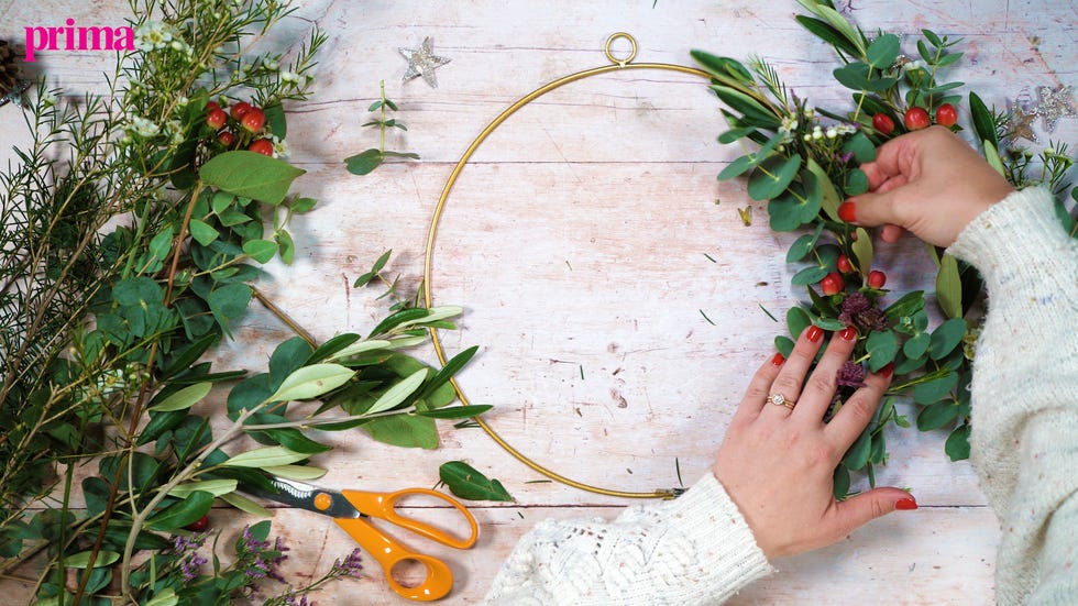 how to make a christmas wreath