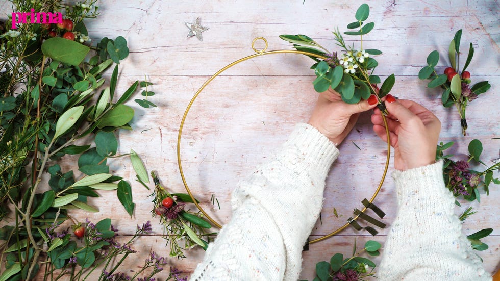 how to make a christmas wreath