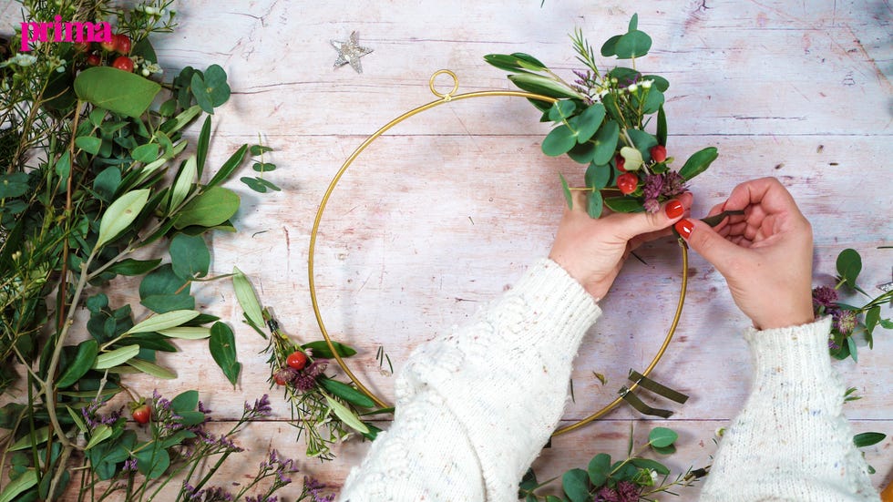 how to make a christmas wreath