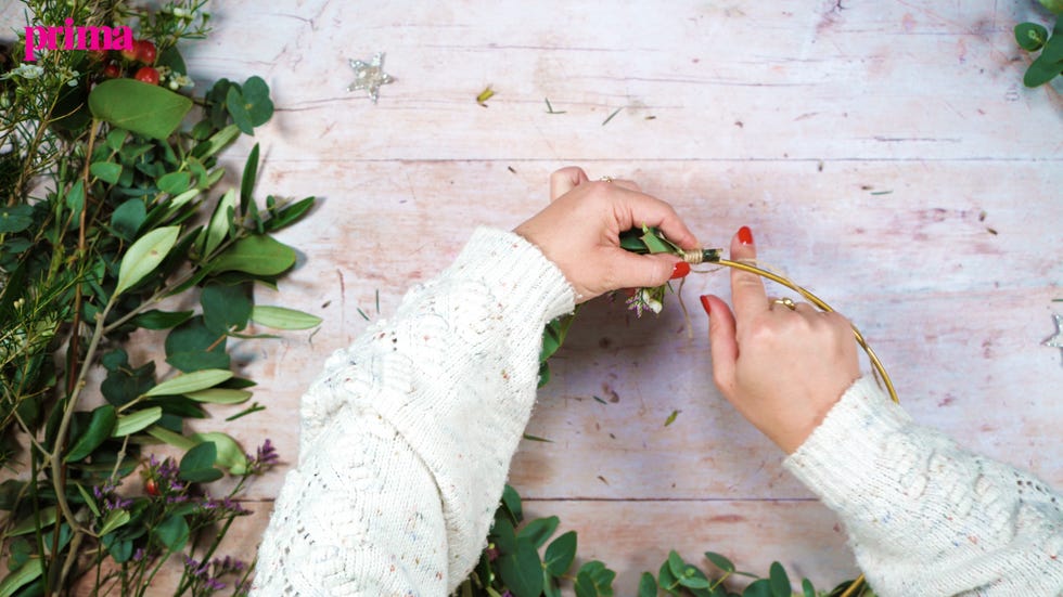 how to make a christmas wreath