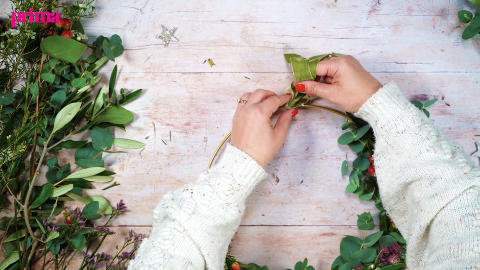 how to make a christmas wreath