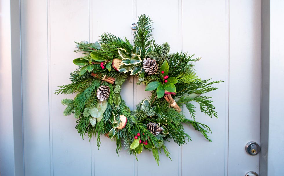 How To Make A Christmas Wreath - Traditional & Modern Wreaths