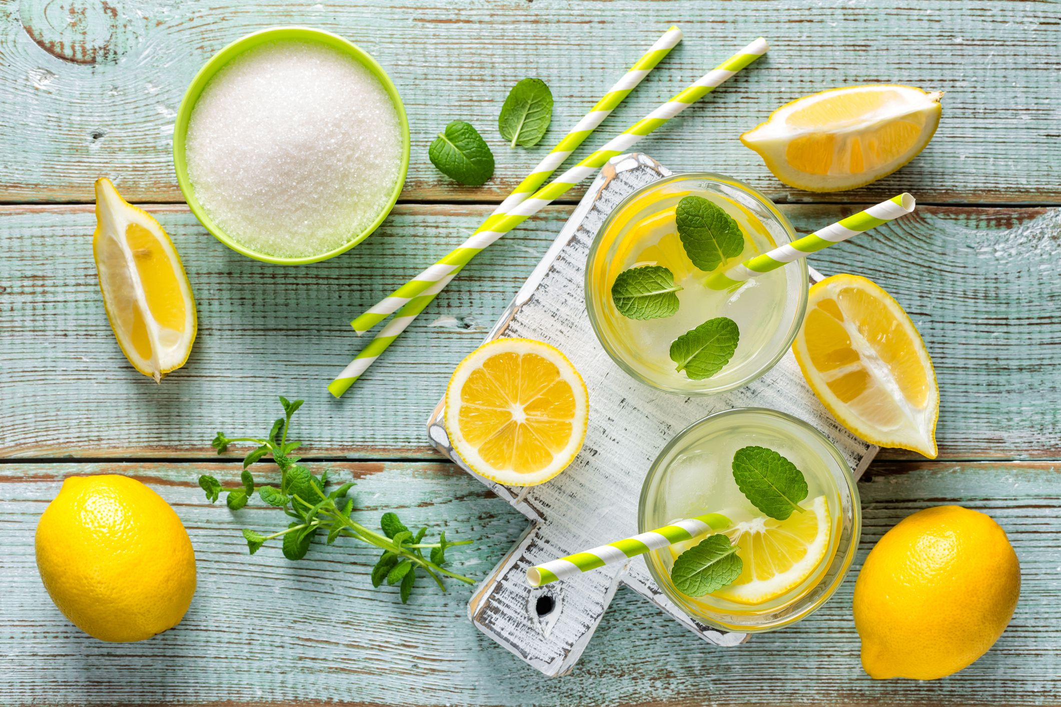 https://hips.hearstapps.com/hmg-prod/images/how-to-make-homemade-lemonade-1525893619.jpg