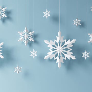 how to hang paper snowflakes, paper snowflakes on blue background
