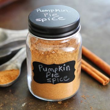 pumpkin pie spice in jar with cinnamon sticks