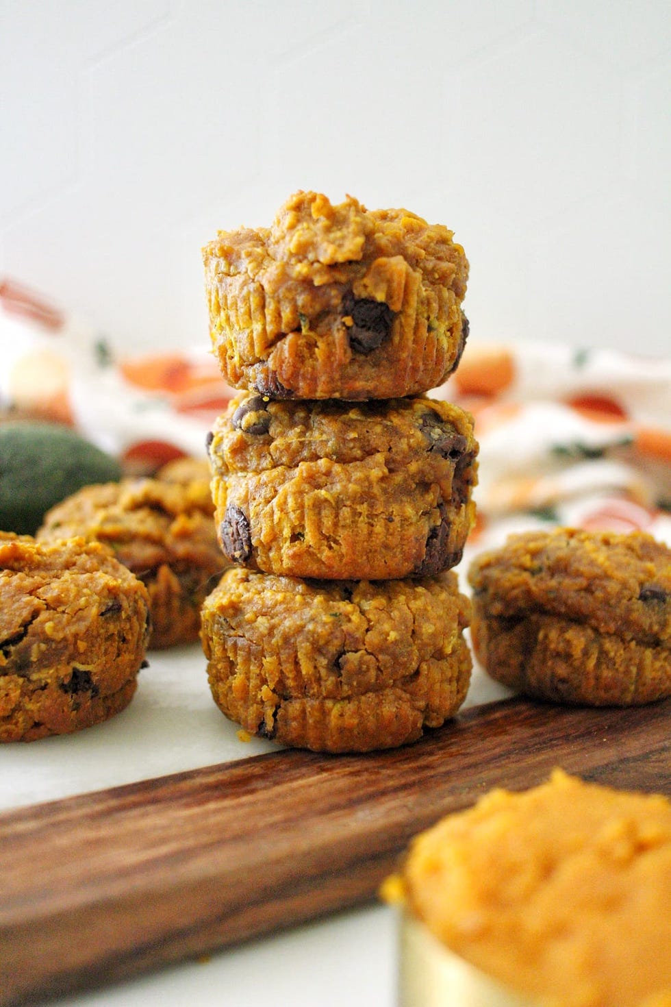 https://hips.hearstapps.com/hmg-prod/images/how-to-make-pumpkin-zucchini-muffins-1581542881.jpg?crop=1xw:1xh;center,top&resize=980:*