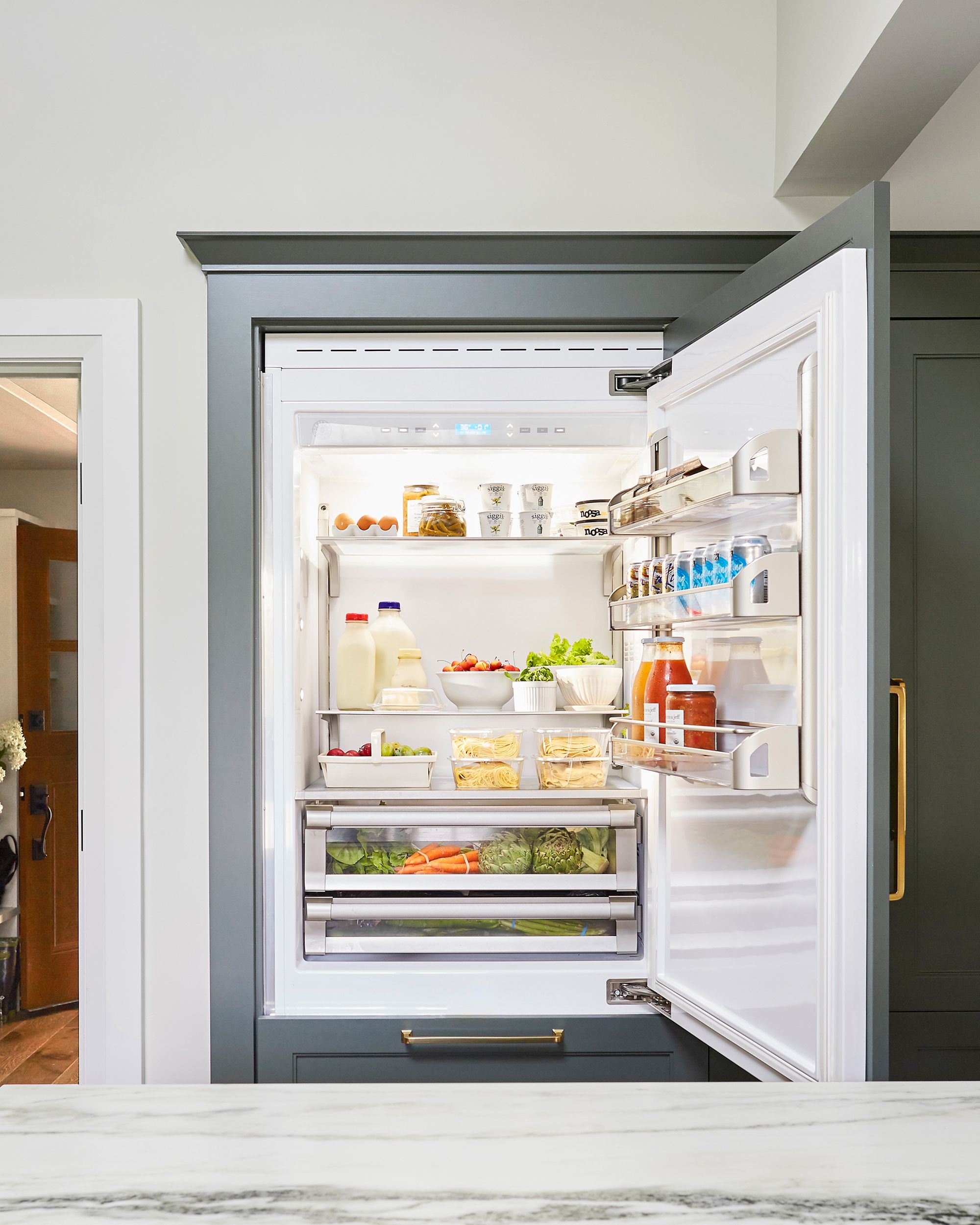 https://hips.hearstapps.com/hmg-prod/images/how-to-organize-a-fridge-designed-by-emily-henderson-design-photo-by-sara-tramp-38-1611349492.jpg