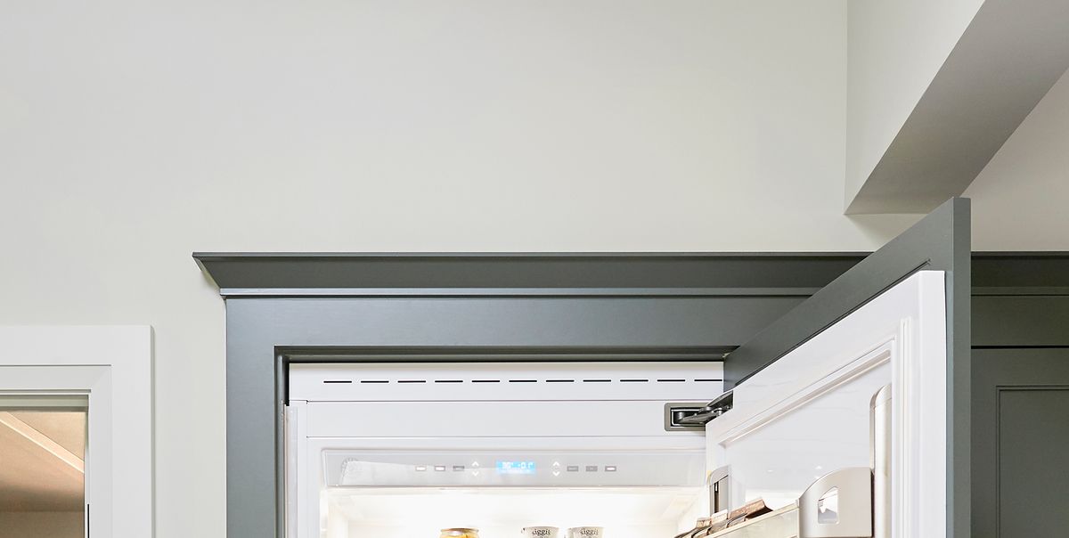 https://hips.hearstapps.com/hmg-prod/images/how-to-organize-a-fridge-designed-by-emily-henderson-design-photo-by-sara-tramp-38-1611349492.jpg?crop=1.00xw:0.403xh;0,0.389xh&resize=1200:*