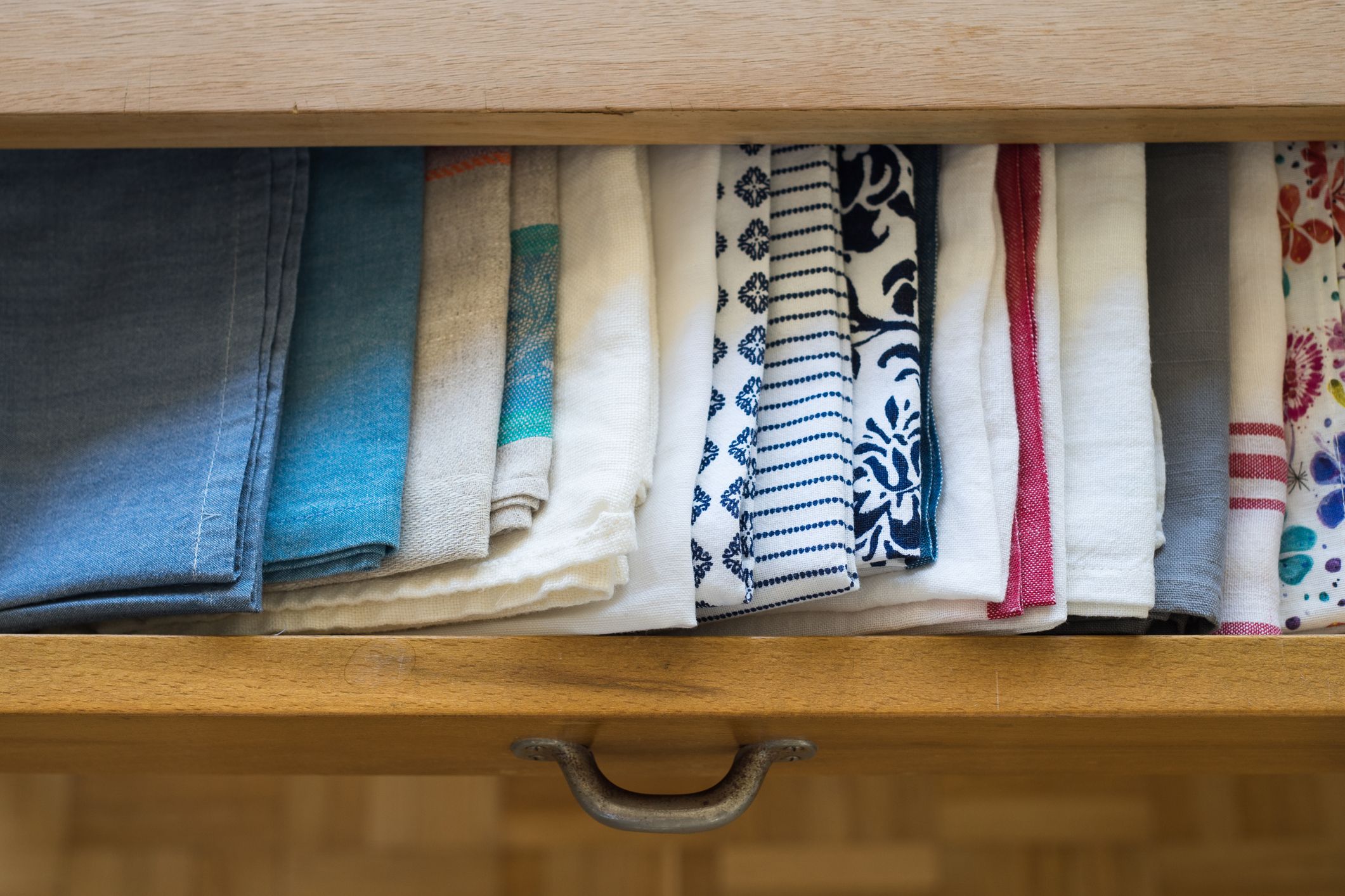 https://hips.hearstapps.com/hmg-prod/images/how-to-organize-kitchen-cabinets-dish-towel-drawer-65849e1e2c317.jpg