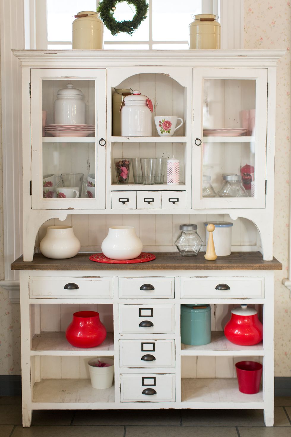 https://hips.hearstapps.com/hmg-prod/images/how-to-organize-kitchen-cabinets-hutch-6584936a61fbe.jpg?crop=1xw:1xh;center,top&resize=980:*