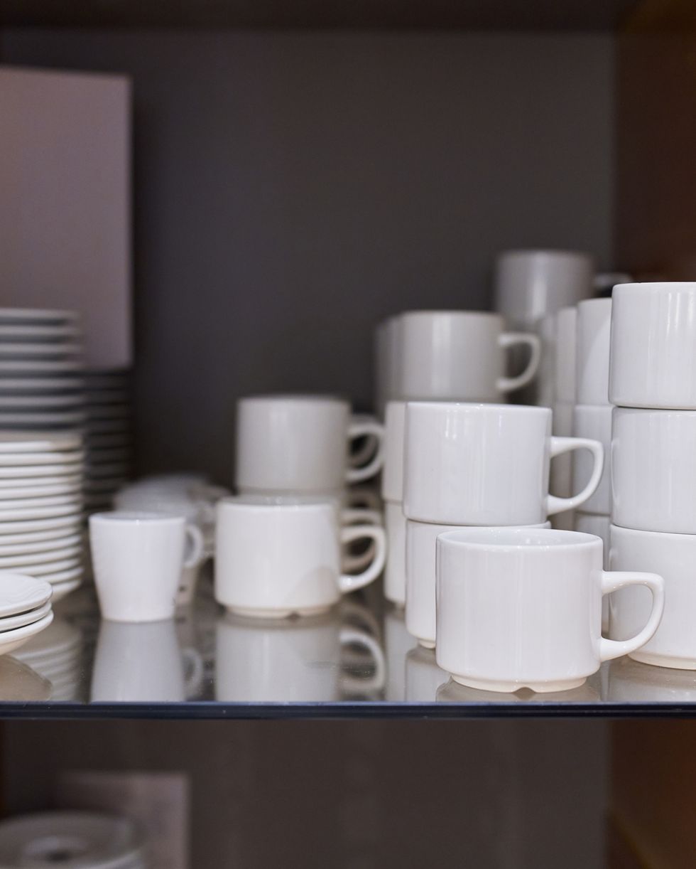 6 Ways to Organize Coffee Mugs (And Show Them Off!)