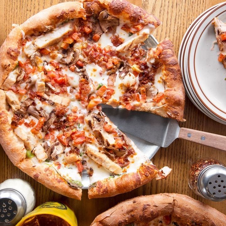 https://hips.hearstapps.com/hmg-prod/images/how-to-reheat-pizza-in-air-fryer-1647272830.jpg?crop=0.75xw:1xh;center,top&resize=980:*