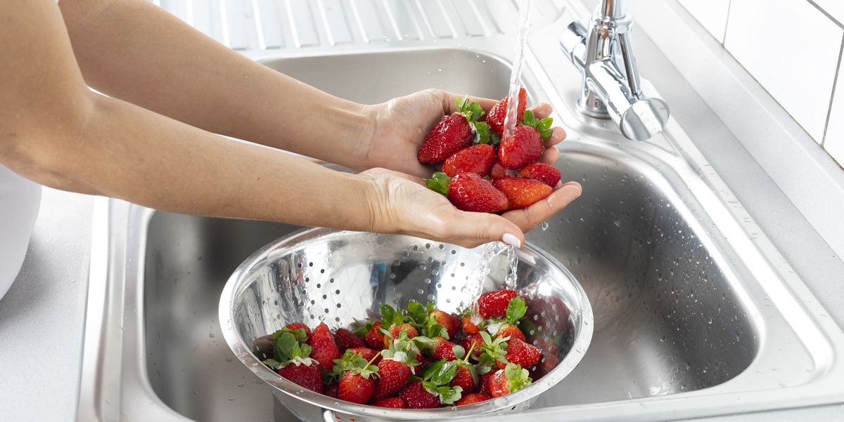 https://hips.hearstapps.com/hmg-prod/images/how-to-wash-strawberries-1651680896.jpg?crop=1.00xw:0.752xh;0,0.173xh&resize=1200:*