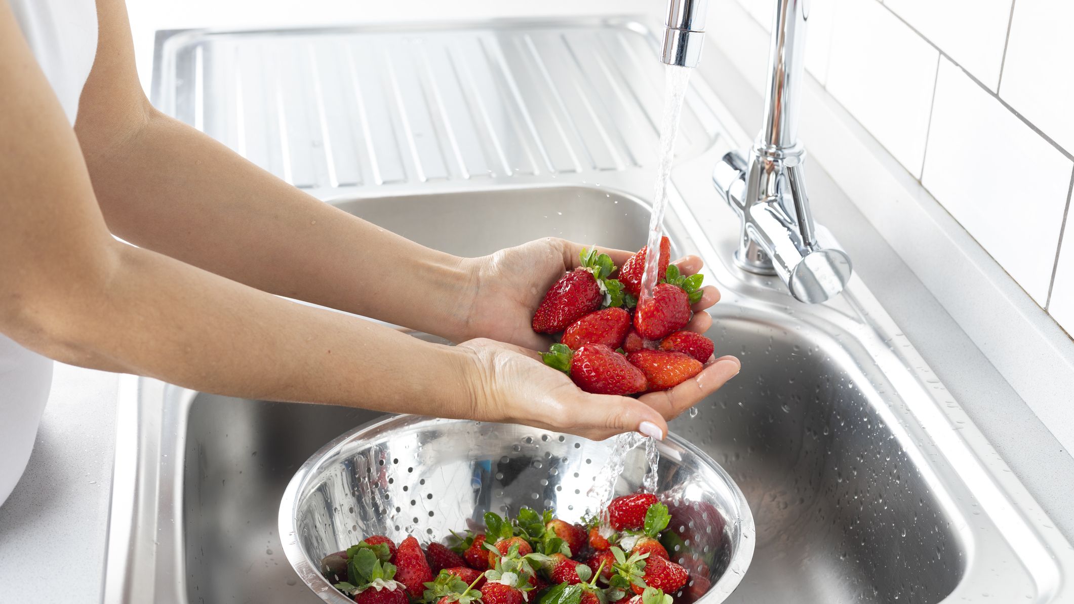 Do a Few Moldy Strawberries Ruin the Whole Pint? Here's How to Keep Your  Fruit Safe