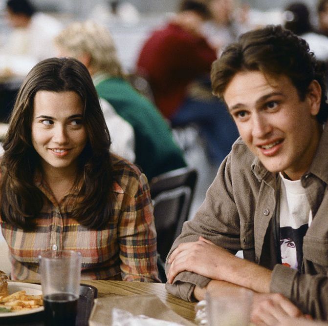 freaks and geeks    im with the band    episode 6    pictured l r linda cardellini as lindsay weir and jason segel as nick andopolis    photo by chris hastonnbcu photo banknbcuniversal via getty images via getty images