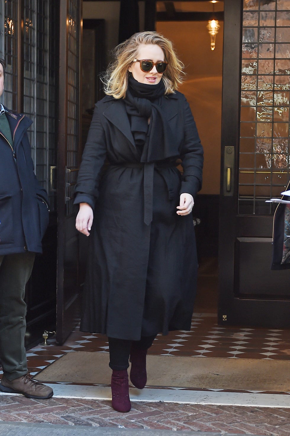 how to wear a scarf adele leaves her hotel in a scarf