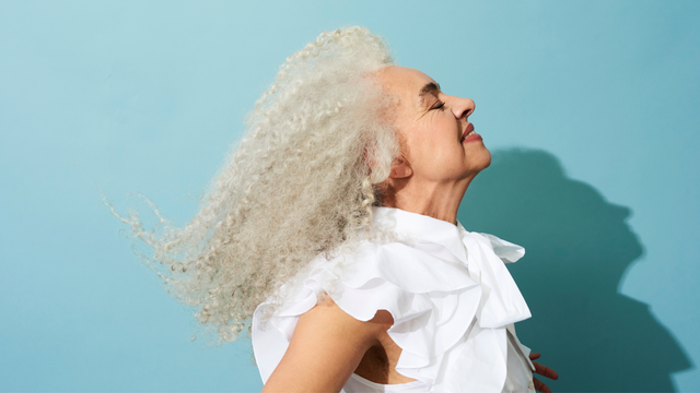 how to wear grey hair