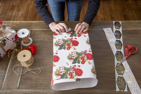 how to wrap a gift fold ends