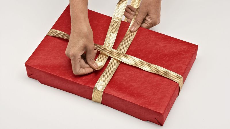 how to wrap a gift