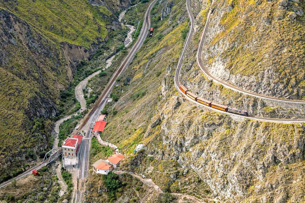 De houten trein beklimt de Nariz Del Diablo het beroemde deel van de nationale spoorweg van Ecuador in de provincie Chimborazo Dit deel van het traject behoort tot de gewaagdste projecten die in het Andesgebergte zijn gerealiseerd