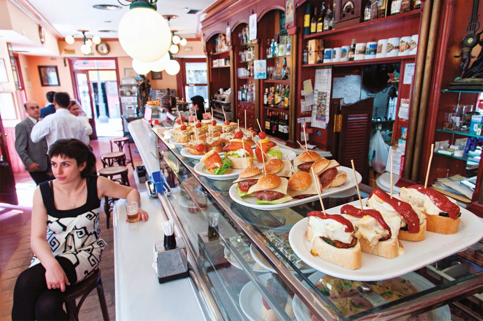 Smakelijke spiesjes sieren de bar van Barrio de las Letras in Madrid
