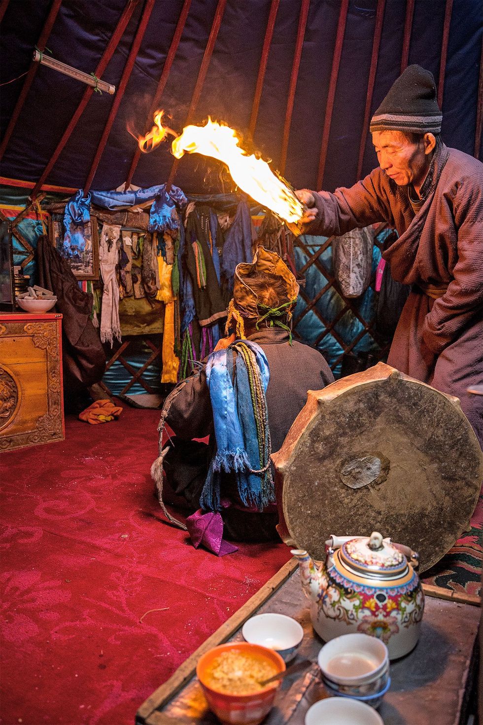 Aan het begin van een ceremonie wordt met brandende dennentakken boven het hoofd van Umbaga gezwaaid waarna hij het geheel met zijn mond dooft Vuur wordt beschouwd als een grote transformator van energie