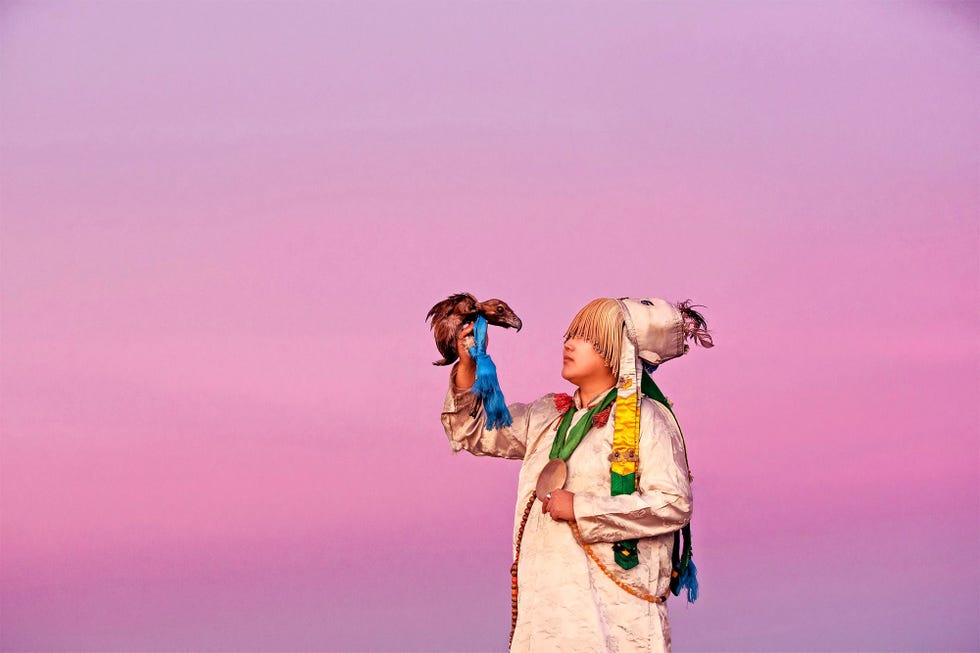 Sjamanisme is een van de oudste spirituele systemen ter wereld Het is geen religie maar vertegenwoordigt een holistisch begrip van de relatie tussen mens en natuur Alles wat leeft en een geest heeft is bezield zelfs de lucht Sjamanisme gaat uit van de veronderstelling dat de zichtbare wereld is doordrongen van onzichtbare krachten die het leven van de levenden benvloeden Sjamanen van het oengoezischesaman iemand die weet zijn een brug tussen hemel en aarde en communiceren met geesten door in trance te raken Zo geven ze heling en informatie uit de spirituele wereld door