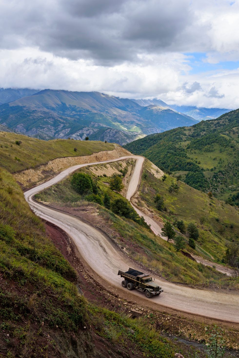 Slingerende weg in NagornoKarabach op de grens met Armeni
