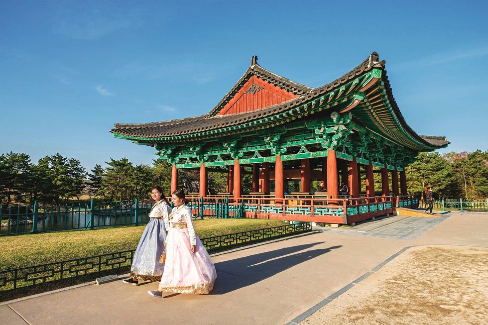 Gyeongju was de hoofdstad van een eeuwenoud koninkrijk in ZuidKorea Deze door Unesco tot werelderfgoed bestempelde stad stond bekend om haar bijzondere handwerk Het Donggungpaleis aan de rand van de Woljivijver is voor publiek geopend