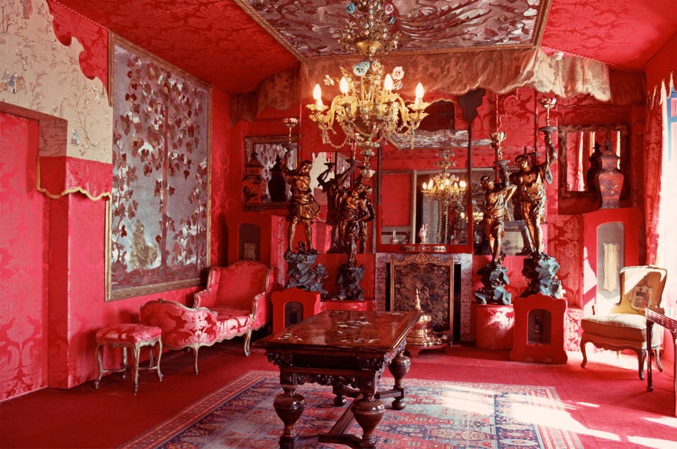 De rode salon in het huis van Victor Hugo in Parijs