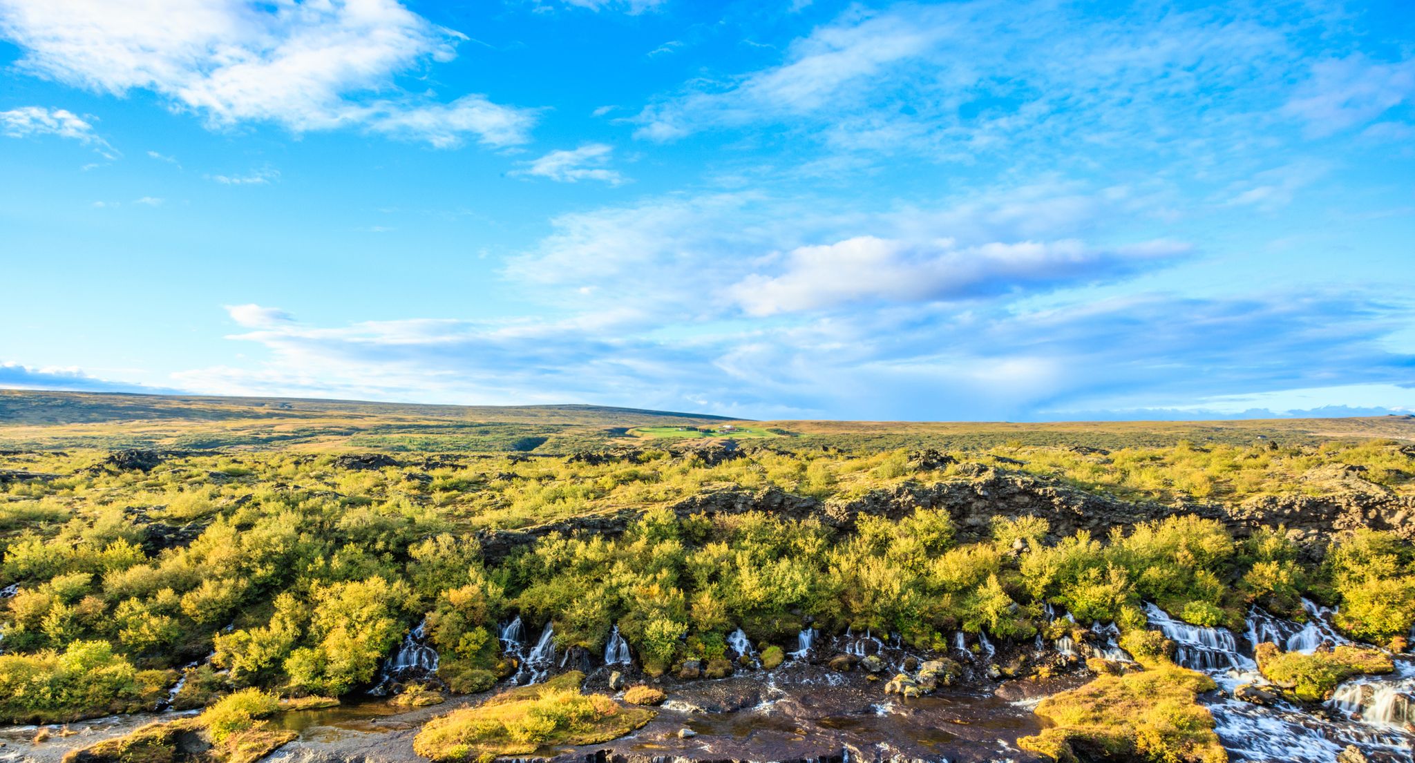 watervallen hraunfossar op ijsland