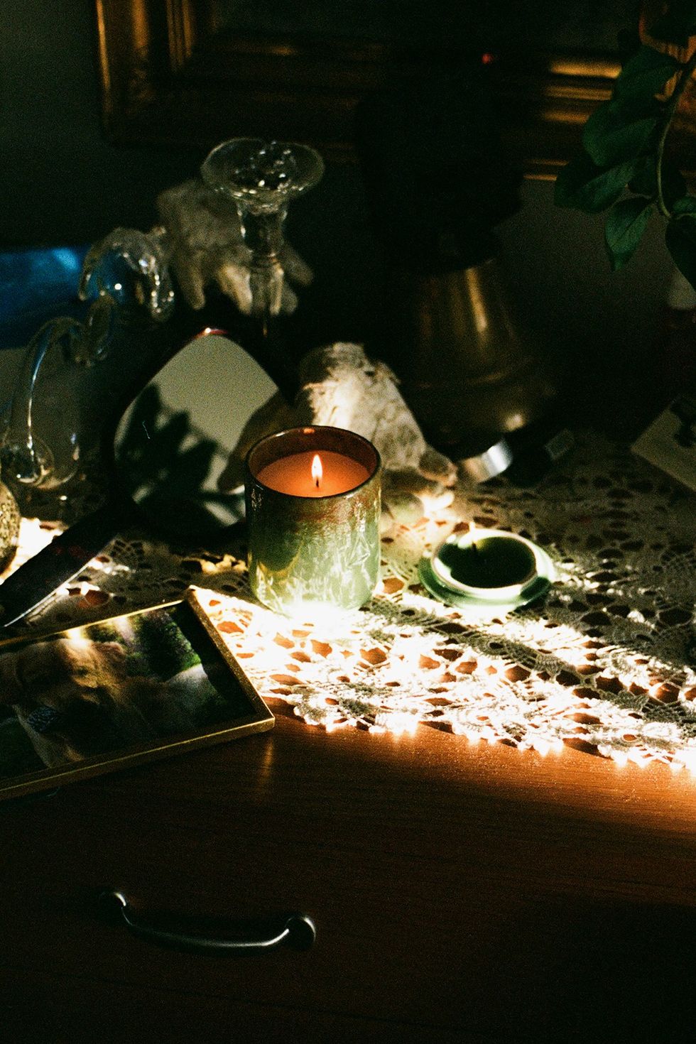 ikea將再度與頂級香氛品牌byredo創辦人ben gorham合作，推出13款「osynlig系列香氛蠟燭」，將人們在家會產生的各種情緒和感受，化成大家心目中「家的味道」。